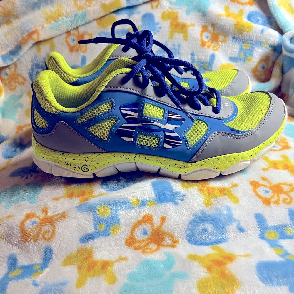 Under Armour sz 6.5y 8 women’s